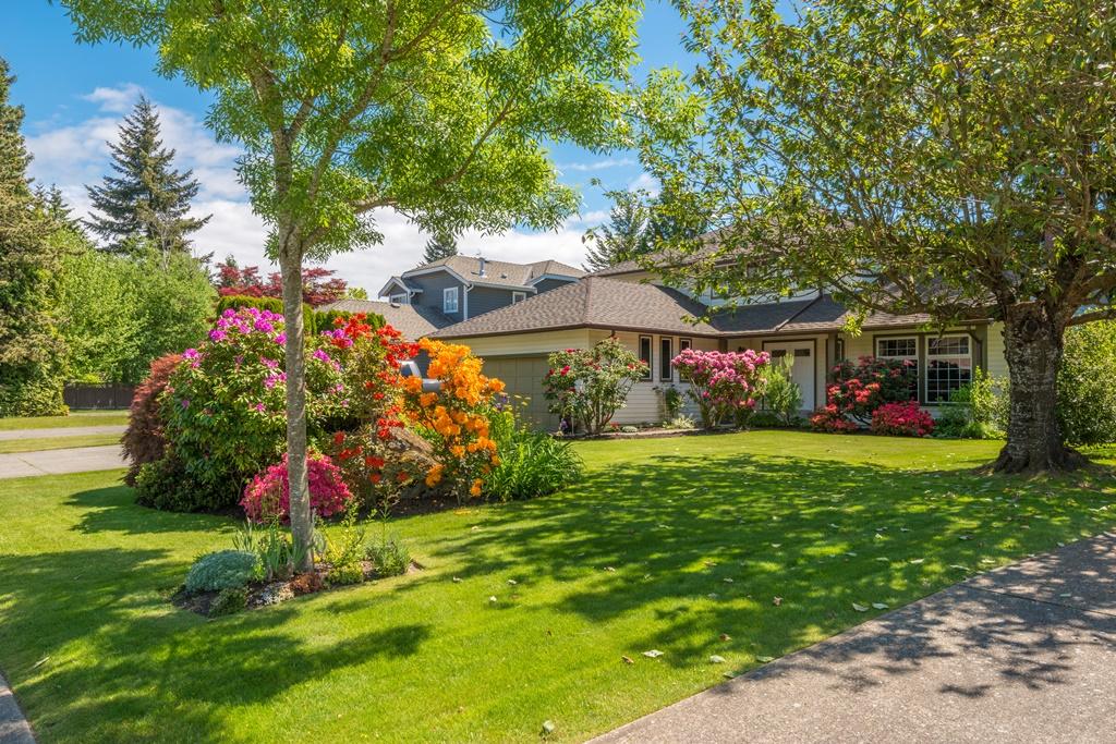 How a great landscaping invites the visitors and prospective buyers